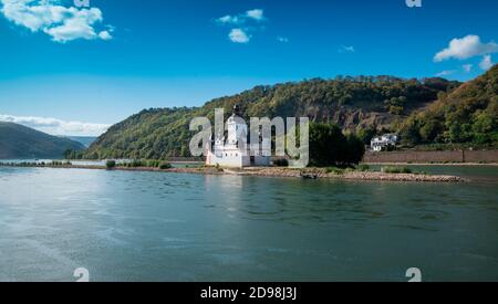 Vue sur le château de Pfalzgrafenstein au milieu du Rhin vue de la petite ville de Kaub. Rhénanie-Palatinat, Allemagne, Europe Banque D'Images