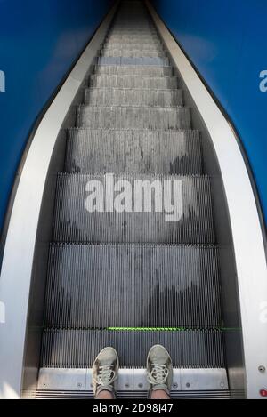 Chaussures d'homme debout sur un escalier en Suisse. Banque D'Images