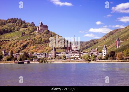 Vue sur le village de Bacharach et le château de Stahleck sur les rives du Rhin. Vallée du Rhin, Rhénanie-Palatinat, Allemagne, Europe Banque D'Images