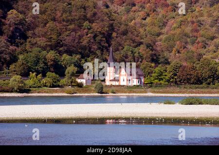 Clemenskapelle à Trechtingshausen, à gauche Michaelskapelle photographiant de l'autre côté du Rhin. Rhénanie-Palatinat, Allemagne, Europe Banque D'Images