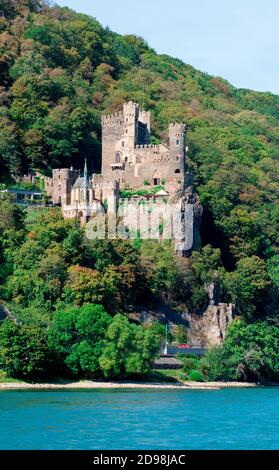 Château de Rheinstein photographiant de l'autre côté du Rhin. Rhénanie-Palatinat, Allemagne, Europe Banque D'Images