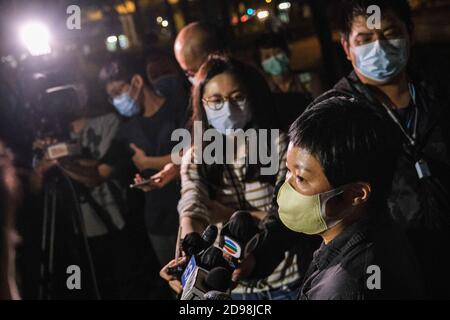 Hong Kong, Chine. 03ème novembre 2020. Bao Choy Yuk-ling, journaliste indépendant qui a travaillé avec le diffuseur public de Hong Kong RTHK (radio Television Hong Kong) dans le cadre d'enquêtes sur l'attaque de Yuen long Mob du 21 juillet, parle aux médias alors qu'elle quitte le poste de police de Tai po sous caution. Choy a été arrêté pour avoir fait une fausse déclaration, qui aurait été liée à son enquête sur des personnes soupçonnées d'être impliquées dans l'attaque de la foule de Yuen long pour un documentaire télévisé de RTHK. Crédit : SOPA Images Limited/Alamy Live News Banque D'Images