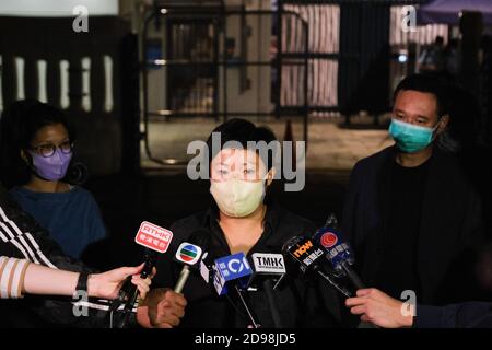 Hong Kong, Chine. 03ème novembre 2020. Bao Choy Yuk-ling, journaliste indépendant qui a travaillé avec le diffuseur public de Hong Kong RTHK (radio Television Hong Kong) dans le cadre d'enquêtes sur l'attaque de Yuen long Mob du 21 juillet, parle aux médias alors qu'elle quitte le poste de police de Tai po sous caution. Choy a été arrêté pour avoir fait une fausse déclaration, qui aurait été liée à son enquête sur des personnes soupçonnées d'être impliquées dans l'attaque de la foule de Yuen long pour un documentaire télévisé de RTHK. Crédit : SOPA Images Limited/Alamy Live News Banque D'Images