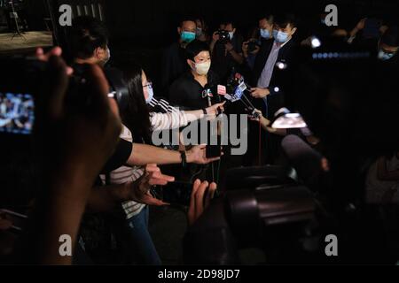 Hong Kong, Chine. 03ème novembre 2020. Bao Choy Yuk-ling, journaliste indépendant qui a travaillé avec le diffuseur public de Hong Kong RTHK (radio Television Hong Kong) dans le cadre d'enquêtes sur l'attaque de Yuen long Mob du 21 juillet, parle aux médias alors qu'elle quitte le poste de police de Tai po sous caution. Choy a été arrêté pour avoir fait une fausse déclaration, qui aurait été liée à son enquête sur des personnes soupçonnées d'être impliquées dans l'attaque de la foule de Yuen long pour un documentaire télévisé de RTHK. Crédit : SOPA Images Limited/Alamy Live News Banque D'Images