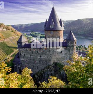 Château de Stahleck dans le village du Rhin de Bacharach. Vallée du Rhin, Rhénanie-Palatinat, Allemagne, Europe Banque D'Images