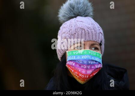 Raleigh, Caroline du Nord, États-Unis. 3 novembre 2020. Observateur bénévole du scrutin, EILEEN GATES of Raleigh, à l'extérieur du lieu de vote du projet Enlightenment Park, à Raleigh, le jour de l'élection, le 3 novembre. Crédit : Bob Karp/ZUMA Wire/Alay Live News Banque D'Images