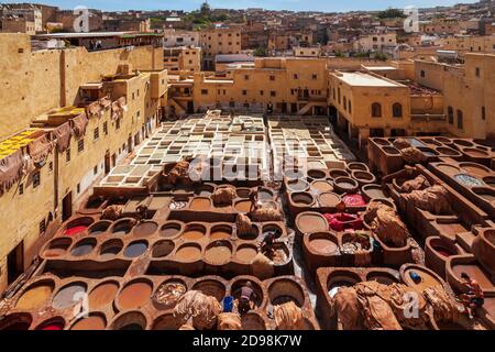 Chouara Tannery est l'une des trois tanneries de la ville de Fès, au Maroc. C'est la plus grande tannerie de la ville et l'une des plus anciennes. Banque D'Images