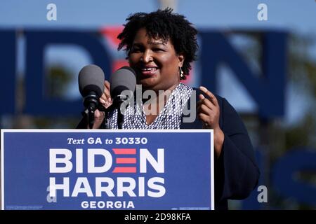 Atlanta, États-Unis. 02 novembre 2020. Stacey Abrams s'adonne à un rassemblement à la veille des élections pour obtenir le vote de Joe Biden, Jon Ossoff et Raphael Warnock le 2 novembre 2020 à Atlanta, Géorgie crédit: Sanjeev Singhal/The News Access crédit: The photo Access/Alay Live News Banque D'Images