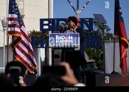 Atlanta, États-Unis. 02 novembre 2020. Stacey Abrams s'adonne à un rassemblement à la veille des élections pour obtenir le vote de Joe Biden, Jon Ossoff et Raphael Warnock le 2 novembre 2020 à Atlanta, Géorgie crédit: Sanjeev Singhal/The News Access crédit: The photo Access/Alay Live News Banque D'Images