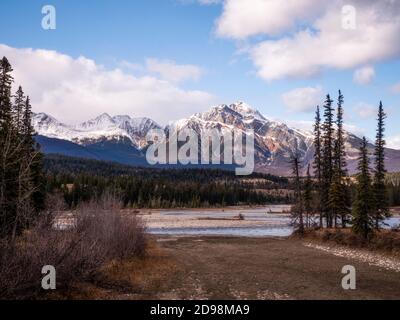 Vue sur la montagne Pyramide et la rivière Athabasca dans le parc national Jasper, Alberta, Canada Banque D'Images