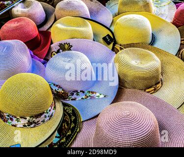 Chapeaux en paille colorés pour femmes Banque D'Images