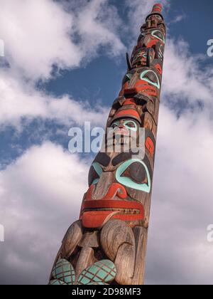 Deux Frères totem pôle à Jasper, Canada, de la culture haïda Banque D'Images