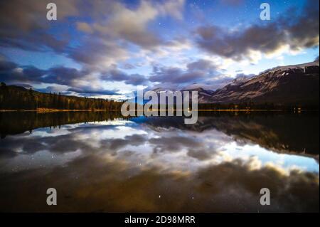 Reflet nocturne des étoiles sur un lac dans le parc national Jasper, Canada Banque D'Images