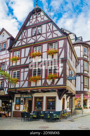 Bernkastel-Kues, Allemagne 09.22.2019 maisons à colombages pittoresques sur la place du marché dans le beau village de Bernkastel-Kues Banque D'Images