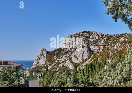 Paysage de montagne côtier. Mont Cat, Koshka, la côte de la mer noire près de Yalta, ville de Simeiz, Crimée. Banque D'Images