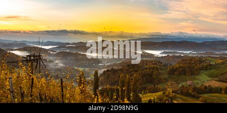 Vue d'automne de la route sud-styrienne en Autriche sur les collines en Slovénie pendant le lever du soleil. Banque D'Images