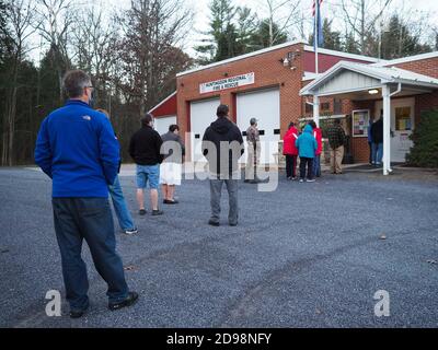 Oneida Township, Pennsylvanie, États-Unis. 3 novembre 2020. Les électeurs du début de matinée attendent dans une ligne toujours croissante pour voter le jour des élections. Les électeurs du matin entrent dans le bureau de vote un par un pour assurer une prise de distance sécuritaire. Crédit : Sue Dorfman/ZUMA Wire/Alay Live News Banque D'Images