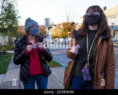 Huntingdon, Pennsylvanie, États-Unis. 3 novembre 2020. Les jeunes étudiants du Juanita College Emily Cook et Sara Stoolmaker montrent leurs autocollants « J'ai voté ». Ils ont été parmi les premiers à voter dans un bureau de vote de leur campus. Crédit : Sue Dorfman/ZUMA Wire/Alay Live News Banque D'Images