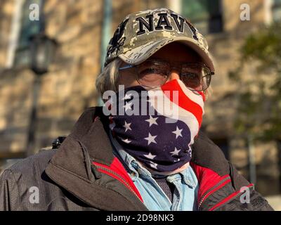 Huntingdon, Pennsylvanie, États-Unis. 3 novembre 2020. Newall Crownover attend son tour pour voter le jour des élections à Huntingdon, en Pennsylvanie. Crédit : Sue Dorfman/ZUMA Wire/Alay Live News Banque D'Images