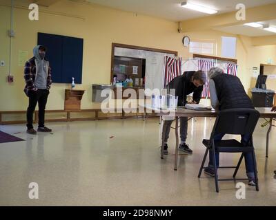 Huntingdon, Pennsylvanie, États-Unis. 3 novembre 2020. Les électeurs du matin sont enregistrés dans ce bureau de vote de Pennsylvanie. Un secrétaire d'élection lit le nom à haute voix et un deuxième indique que cette personne vote en personne. Crédit : Sue Dorfman/ZUMA Wire/Alay Live News Banque D'Images