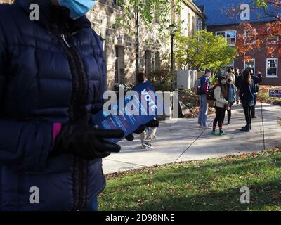 Huntingdon, Pennsylvanie, États-Unis. 3 novembre 2020. De longues files d'attente attendent les électeurs de Pennsylvanie du matin au site de vote du Juanita College. Crédit : Sue Dorfman/ZUMA Wire/Alay Live News Banque D'Images