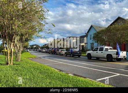 Orlando, FL/USA - 11/1/20: Un défilé de voitures qui honorent et brandent des drapeaux dans le quartier de Laureate Park à Orlando, en Floride, en faveur de la réélection Banque D'Images