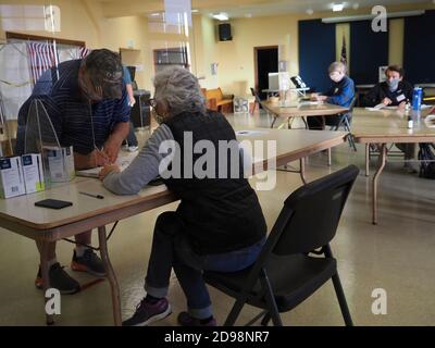 Huntingdon, Pennsylvanie, États-Unis. 3 novembre 2020. Les électeurs du matin sont enregistrés dans ce bureau de vote de Pennsylvanie. Un secrétaire d'élection lit le nom à haute voix et un deuxième indique que cette personne vote en personne. Crédit : Sue Dorfman/ZUMA Wire/Alay Live News Banque D'Images