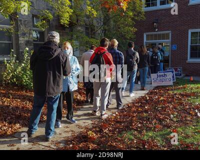 Huntingdon, Pennsylvanie, États-Unis. 3 novembre 2020. De longues files d'attente attendent les électeurs de Pennsylvanie du matin au site de vote du Juanita College. Crédit : Sue Dorfman/ZUMA Wire/Alay Live News Banque D'Images