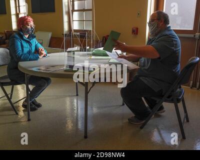 Huntingdon, Pennsylvanie, États-Unis. 3 novembre 2020. L'électeur Carolina Kauff écoute le greffier Dennis plane expliquer comment remplir un bulletin de vote provisoire. Crédit : Sue Dorfman/ZUMA Wire/Alay Live News Banque D'Images