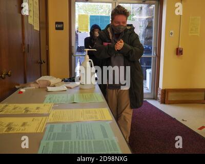 Huntingdon, Pennsylvanie, États-Unis. 3 novembre 2020. Chaque électeur est invité à se désinfecter les mains en entrant dans ce bureau de vote. Chaque électeur recevra également son propre stylo pour voter. Crédit : Sue Dorfman/ZUMA Wire/Alay Live News Banque D'Images