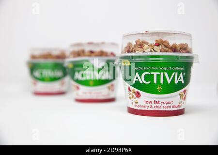 Pot à petit-déjeuner Activia Raspberry Chia Banque D'Images