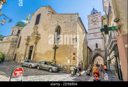 La cathédrale de l'apt, l'église Sainte-Anne et la Tour de l'horloge, Tour de l'horloge dans l'ancienne ville Luberon d'Apt, département du Vaucluse, Provence-Alpe Banque D'Images