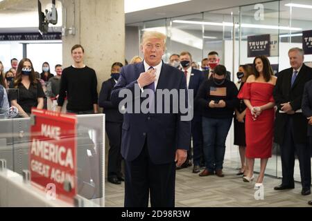 Arlington, Virginie, États-Unis. 03ème novembre 2020. Le président des États-Unis Donald J. Trump quitte la Maison Blanche à Washington, DC pour rendre visite aux agents de campagne de l'Annexe RNC à Arlington, Virginie, le jour des élections, le mardi 3 novembre 2020.Credit: Chris Kleponis/Pool via CNP /MediaPunch Credit: MediaPunch Inc/Alay Live News Banque D'Images