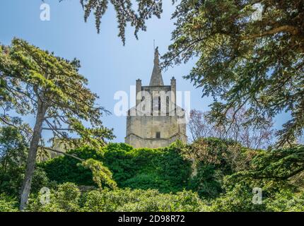 Vue sur l'église haute, l'église haute depuis les rapades de Bonilis Casstrum, de l'ancien village de Bonnieux, dans le Vaucluse, à flanc de colline du Luberon Banque D'Images