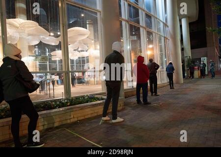 Washington, États-Unis. 3 novembre 2020. Les gens se font la queue pour voter à un bureau de vote à Arlington, en Virginie, aux États-Unis, le 3 novembre 2020. Les électeurs des grandes villes de la côte est des États-Unis ont commencé à voter au début de mardi, alors que les sondages continuent de s'ouvrir dans tout le pays pour décider de la présidence. Credit: Liu Jie/Xinhua/Alay Live News Banque D'Images