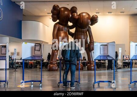 Brooklyn, États-Unis d'Amérique . 03ème novembre 2020. Les électeurs ont voté lors de l'élection présidentielle de 2020 au Brooklyn Museum de Brooklyn, New York, le 3 novembre 2020. Par rapport aux files d'attente parfois longues d'heures lors du vote par anticipation, le taux de participation au Brooklyn Museum semblait plus faible le jour officiel de l'élection présidentielle. (Photo de Gabriele Holtermann/Sipa USA) crédit: SIPA USA/Alay Live News Banque D'Images