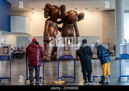 Brooklyn, États-Unis d'Amérique . 03ème novembre 2020. Les électeurs ont voté lors de l'élection présidentielle de 2020 au Brooklyn Museum de Brooklyn, New York, le 3 novembre 2020. Par rapport aux files d'attente parfois longues d'heures lors du vote par anticipation, le taux de participation au Brooklyn Museum semblait plus faible le jour officiel de l'élection présidentielle. (Photo de Gabriele Holtermann/Sipa USA) crédit: SIPA USA/Alay Live News Banque D'Images