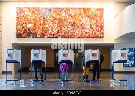 Brooklyn, États-Unis d'Amérique . 03ème novembre 2020. Les électeurs ont voté lors de l'élection présidentielle de 2020 au Brooklyn Museum de Brooklyn, New York, le 3 novembre 2020. Par rapport aux files d'attente parfois longues d'heures lors du vote par anticipation, le taux de participation au Brooklyn Museum semblait plus faible le jour officiel de l'élection présidentielle. (Photo de Gabriele Holtermann/Sipa USA) crédit: SIPA USA/Alay Live News Banque D'Images