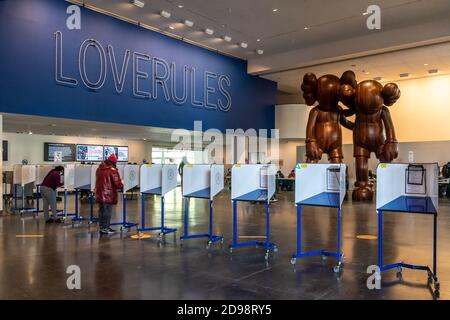 Brooklyn, États-Unis d'Amérique . 03ème novembre 2020. Les électeurs ont voté lors de l'élection présidentielle de 2020 au Brooklyn Museum de Brooklyn, New York, le 3 novembre 2020. Par rapport aux files d'attente parfois longues d'heures lors du vote par anticipation, le taux de participation au Brooklyn Museum semblait plus faible le jour officiel de l'élection présidentielle. (Photo de Gabriele Holtermann/Sipa USA) crédit: SIPA USA/Alay Live News Banque D'Images