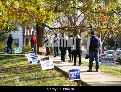 Comté de Berks, Pennsylvanie- 3 novembre 2020 : les électeurs de Pennsylvanie se tiennent en ligne pour voter Banque D'Images