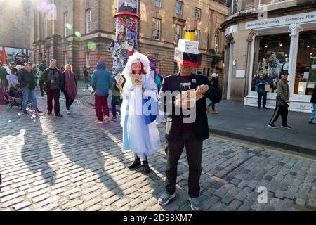 Akteure im Titanic Kostüm in der Royal Mile von Edinburgh beim Fringe festival 13. Août 2019 Banque D'Images