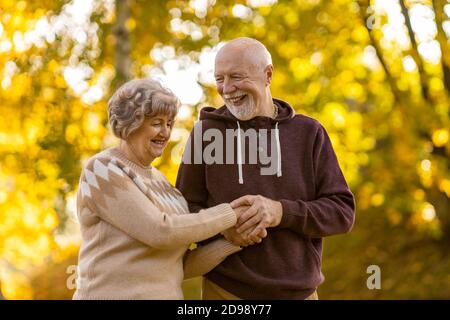 Un couple de personnes âgées heureux qui passent du temps ensemble dans le magnifique parc de la ville en automne Banque D'Images