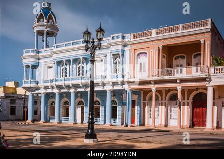 Côté ouest du parc José Martí. Le palais Ferrer avec tour d'observation, célèbre bâtiment néoclassique, maintenant Casa de la Cultura Benjamin Duarte - Provincic Banque D'Images