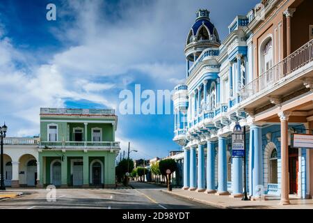 Côté ouest du parc José Martí. Le palais Ferrer avec tour d'observation, célèbre bâtiment néoclassique, maintenant Casa de la Cultura Benjamin Duarte - Provincic Banque D'Images