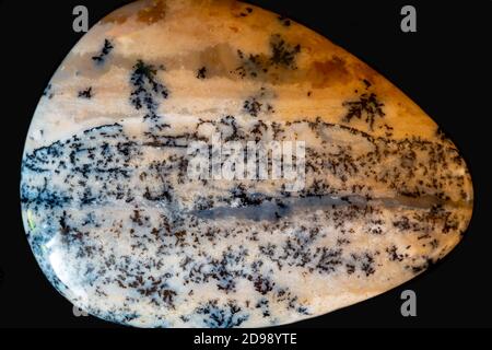 Pierre d'agate dendritique - le modèle original arrangé en quartz par des minéraux cela ressemble à un paysage de forêt contre l'arrière-plan de un ciel coloré Banque D'Images