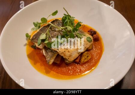 Bar poêlé, sauce tomate, chorizo, parmentier et pommes de terre Banque D'Images