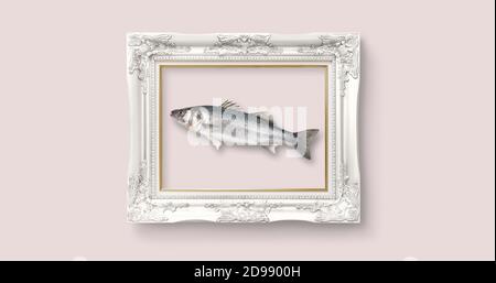 Motif coloré de poisson dans le cadre sur fond rose pastel. Concept minimaliste créatif. Pose à plat. Banque D'Images