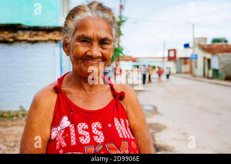 Portrait de la vieille femme cubaine regardant l'appareil photo. Trinidad, Sancti Spíritus, Cuba, Amérique latine et Caraïbes Banque D'Images