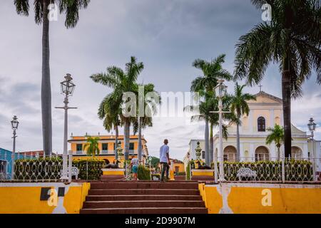 Plaza Mayor - place principale, en arrière-plan l'église de la Sainte Trinité - Iglesia de la Santisima Trinidad. Trinidad, Sancti Spíritus, Cuba, Latin Banque D'Images