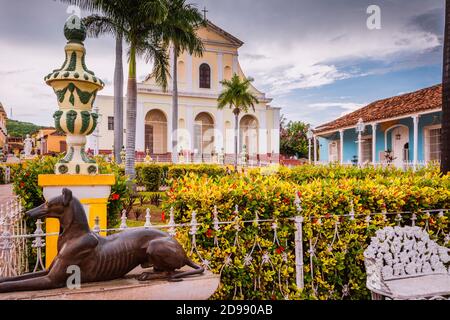 Plaza Mayor - place principale, en arrière-plan l'église de la Sainte Trinité - Iglesia de la Santisima Trinidad. Trinidad, Sancti Spíritus, Cuba, Latin Banque D'Images